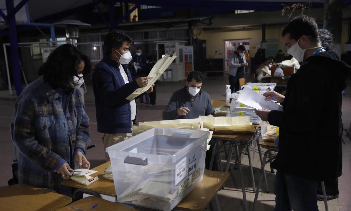 La participación en los históricos comicios de Chile apenas superó el 43 % 1 constituyente chile