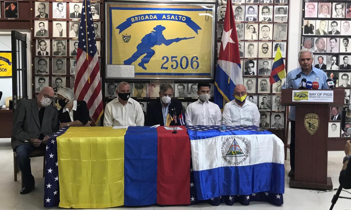 Denuncian la "mano larga" de Cuba y Venezuela en Colombia 1 El presidente de la brigada, el cubano-estadounidense Johnny López de la Cruz (d), habla hoy viernes durante el acto denominado "por el cese de la violencia y la restitución del respeto a las instituciones colombianas" celebrado en la sede de la Brigada 2506 en Miami, Florida (EE.UU.). EFE/Ana Mengotti