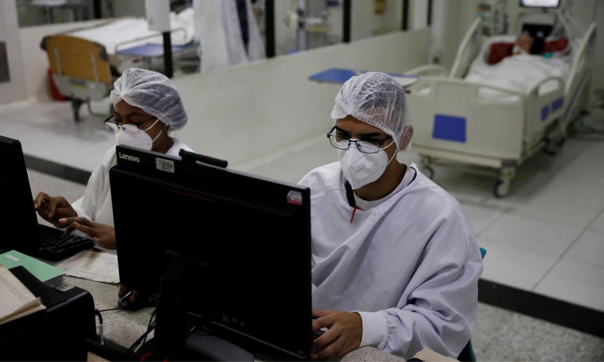 Covid acorrala a Colombia, con más de 10.000 decesos en abril 3 Personal médico trabaja hoy en una unidad de cuidados intensivos en el Hospital El Tunal, en Bogotá (Colombia). EFE/ Carlos Ortega