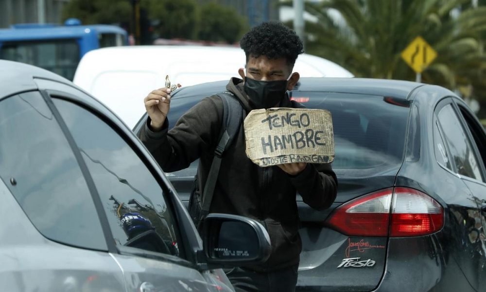 Un hombre vende dulces y pide ayuda en un semáforo en Bogotá (Colombia). EFE/ Mauricio Duenas Castañeda/Archivo