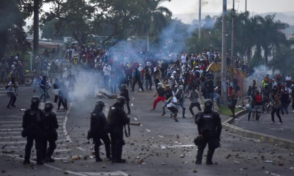 Manifestantes se enfrentan el 29 de abril de 2021 a miembros del ESMAD en la segunda jornada de protestas en contra de la reforma tributaria propuesta por el gobierno de Iván Duque, hoy en Cali (Colombia). EFE/ Ernesto Guzmán Jr