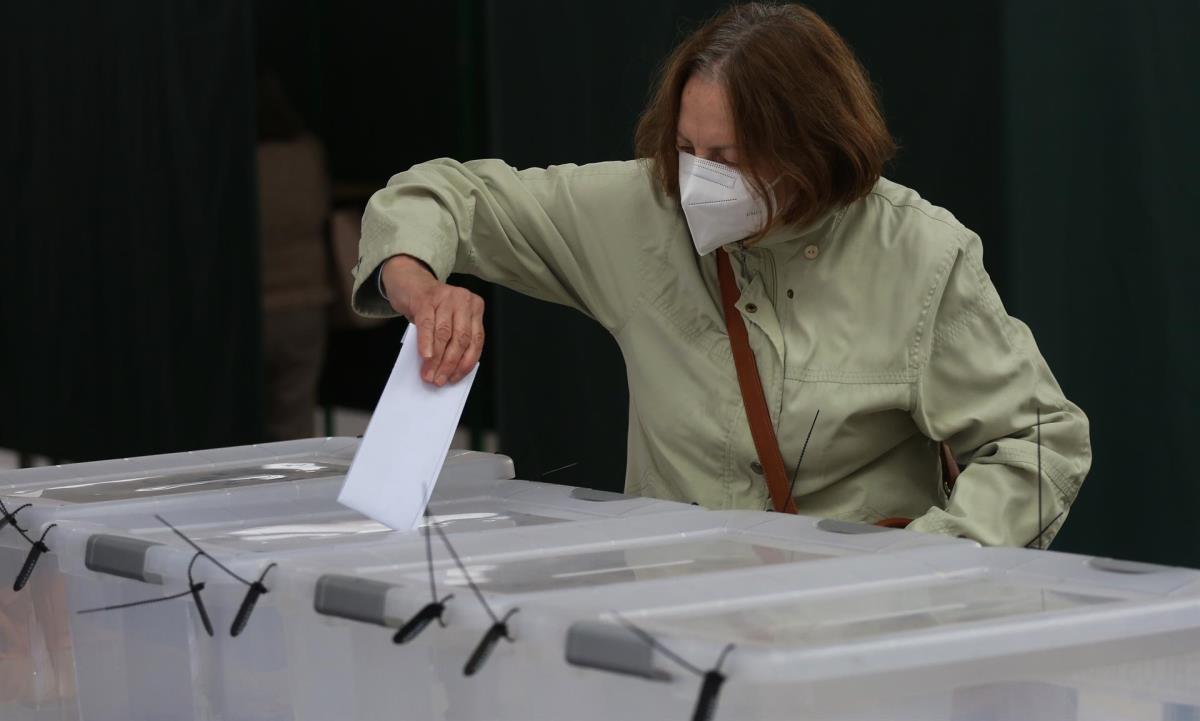 Una mujer acude a un puesto de votación ubicado en el Estadio Monumental el 15 de mayo de 2021, en Santiago (Chile). EFE/ Elvis González