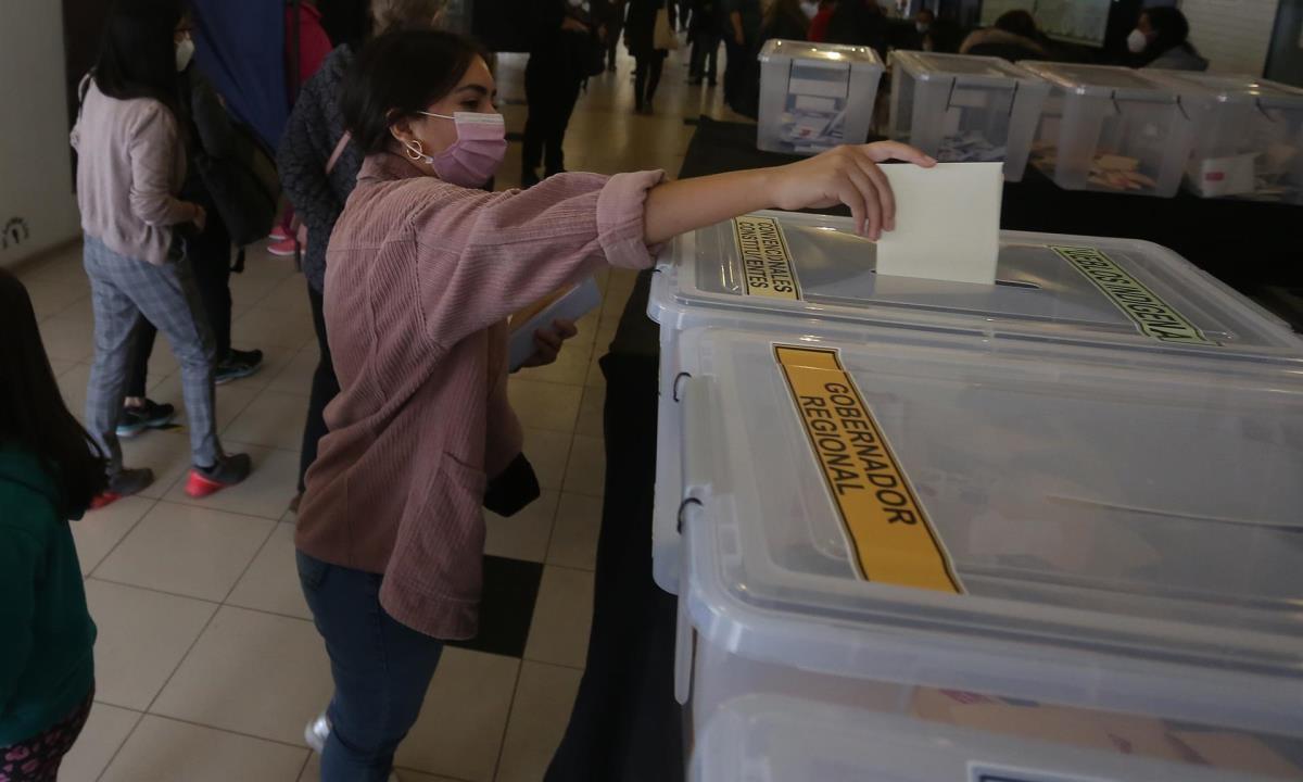 Una Constitución paritaria, el sueño de tres generaciones de chilenas 3 Carla, de 25 años, acude a un puesto de votación ubicado en el Estadio Monumental el 15 de mayo de 2021, en Santiago (Chile). EFE/ Elvis González