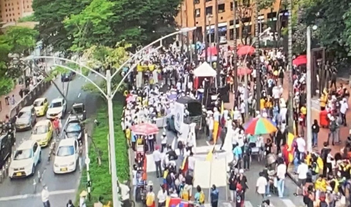 Cierre en la Av. El Poblado, sentido Norte-Sur, por manifestaciones 1 Cierre en la Av. El Poblado, sentido Norte-Sur