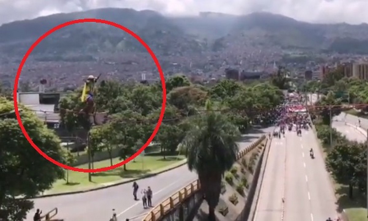 VIDEO. ¡Otra manera de protestar! Equilibrista se robó las miradas durante marcha en Medellín 1 equilibrista punto cero medellin marcha