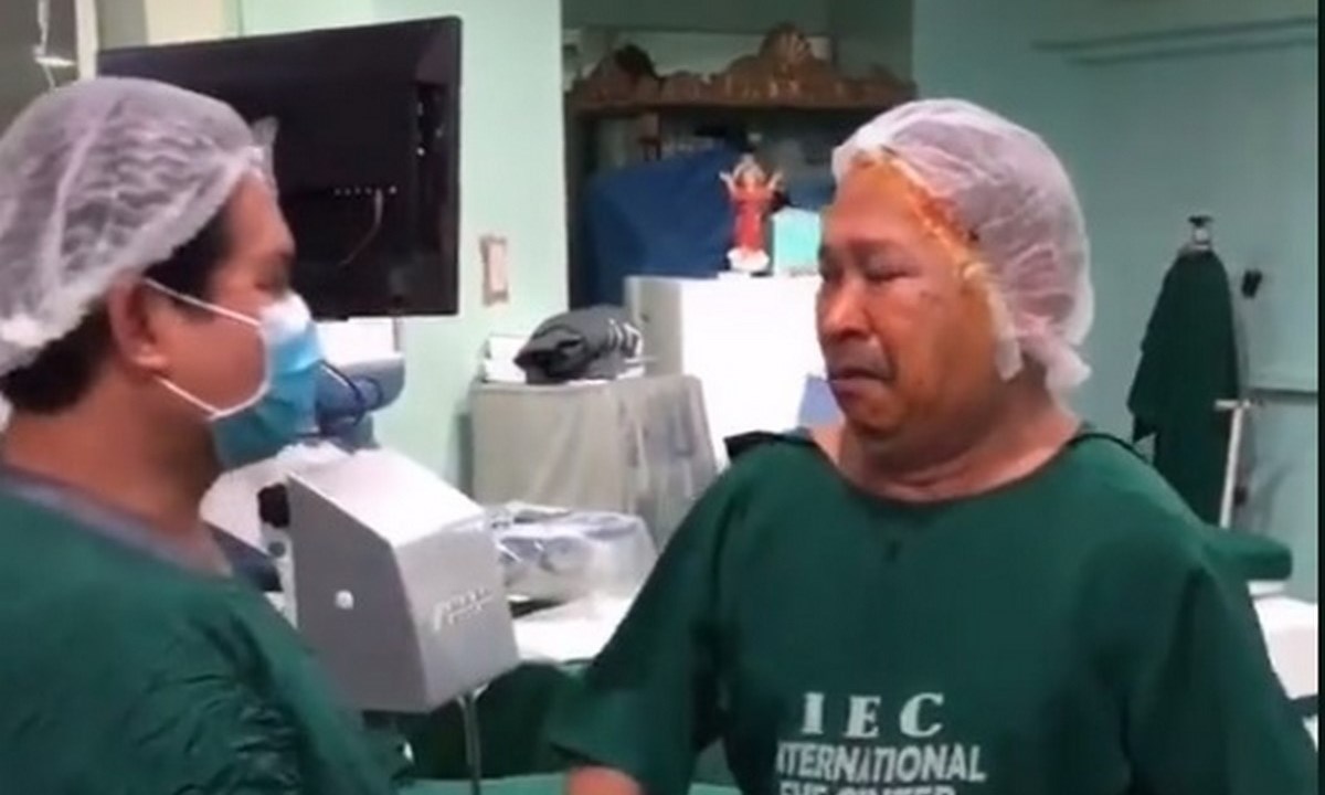 VIDEO. Tras 19 años de ceguera, así fue la reacción de hombre que recuperó la vista 1 hombre recupero vista