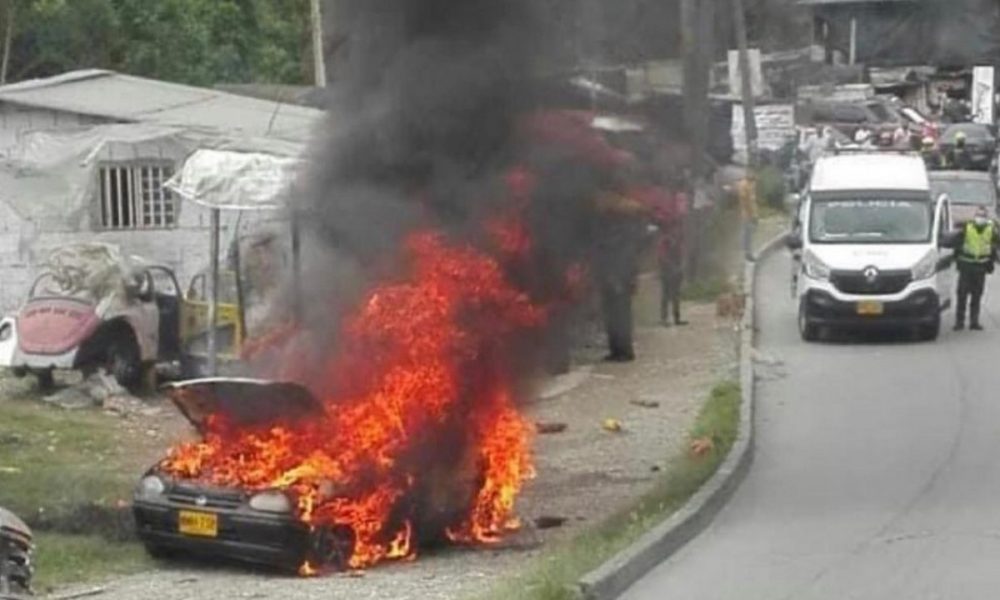 Vehículo particular se incendió en plena vía pública de Manizales