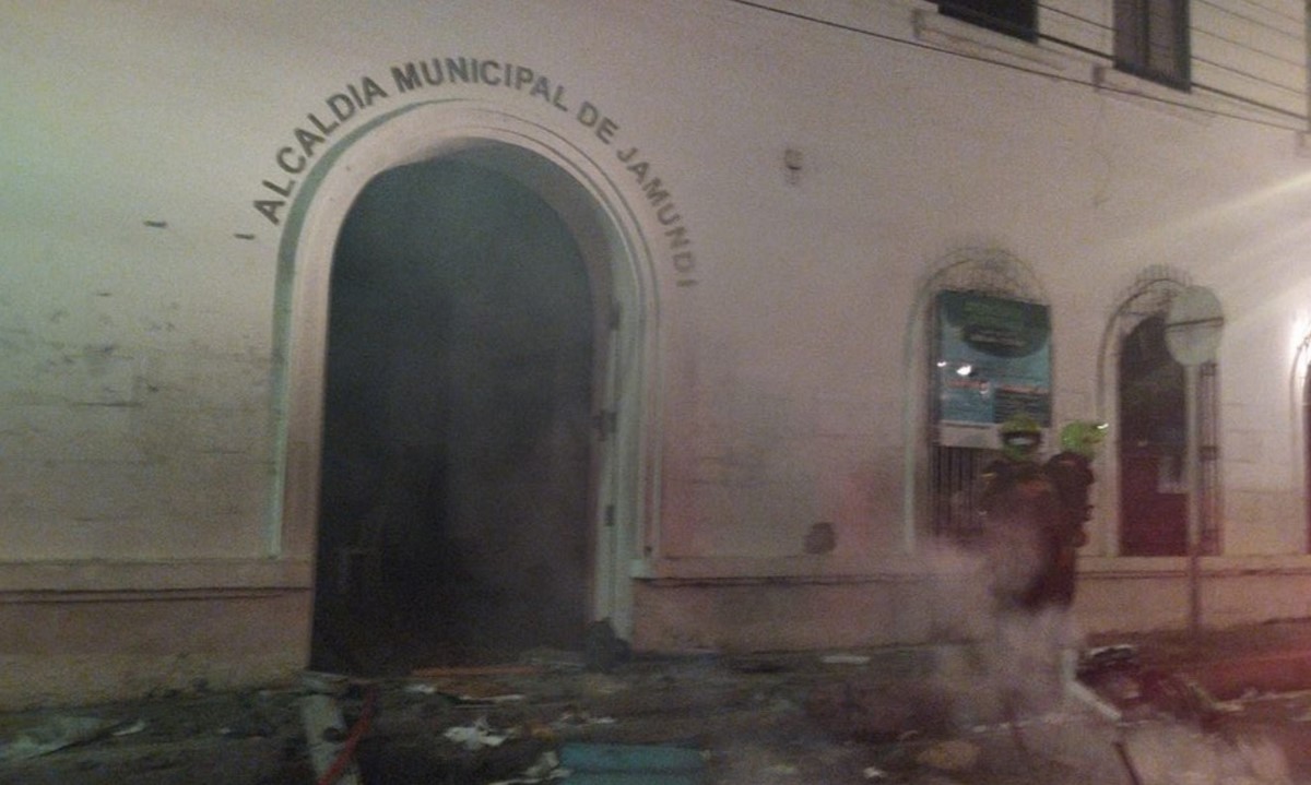 Video. Le prendieron fuego a la Alcaldía y al Concejo de Jamundí 1 jamundi12