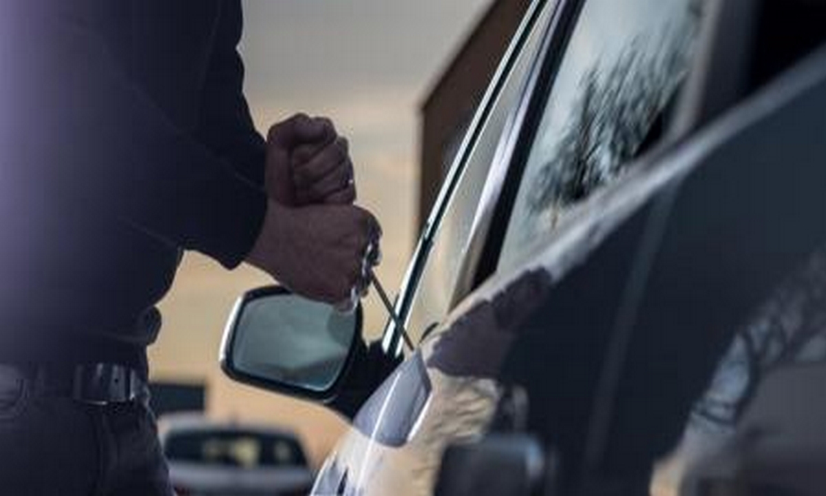 Ladrones se robaron un vehículo mientras el dueño dormía en la parte trasera 1 ladrones-roban-carro-dueño-dormía