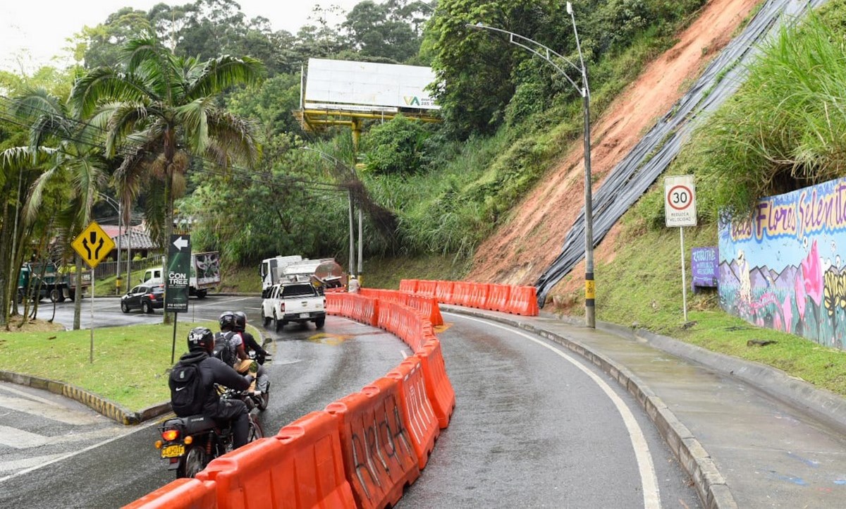 ¡Ya hay paso! Avenida Las Palmas a un solo carril por derrumbe 1 las palmas un carril