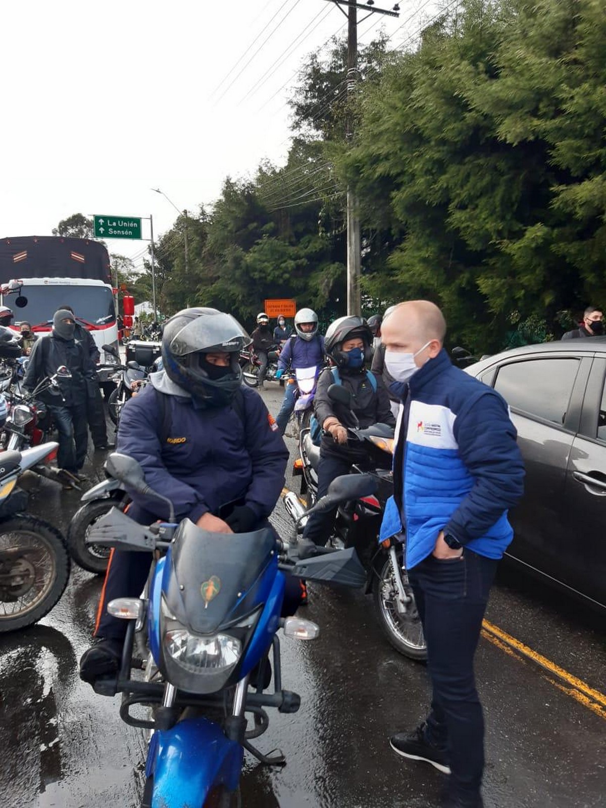 Fotos: Luego de varias horas de cierre por manifestación, habilitan vía La Ceja- La Unión 3 manifestaciones la ceja