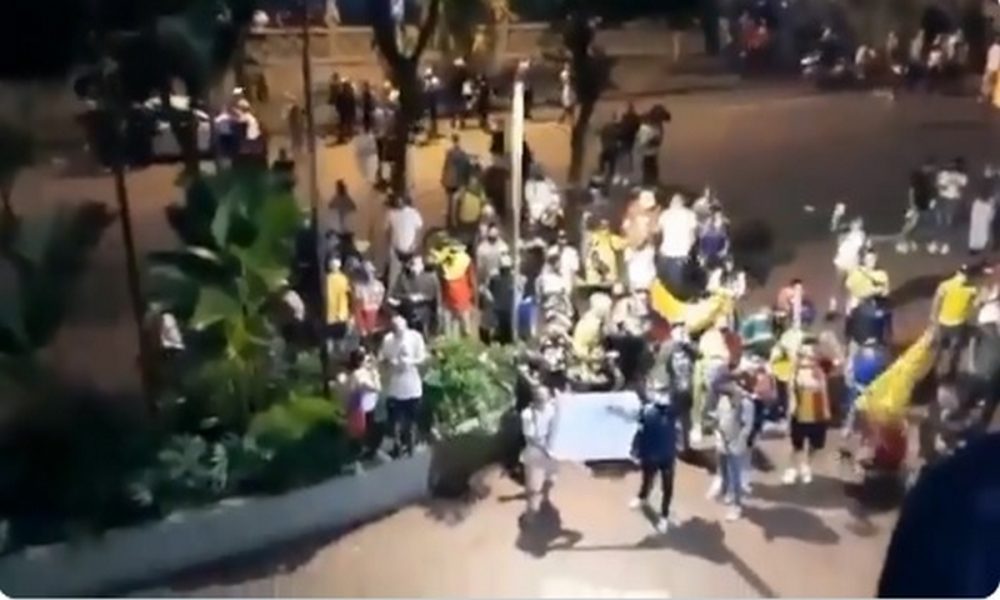 manifestantes-protesta-atlético nacional