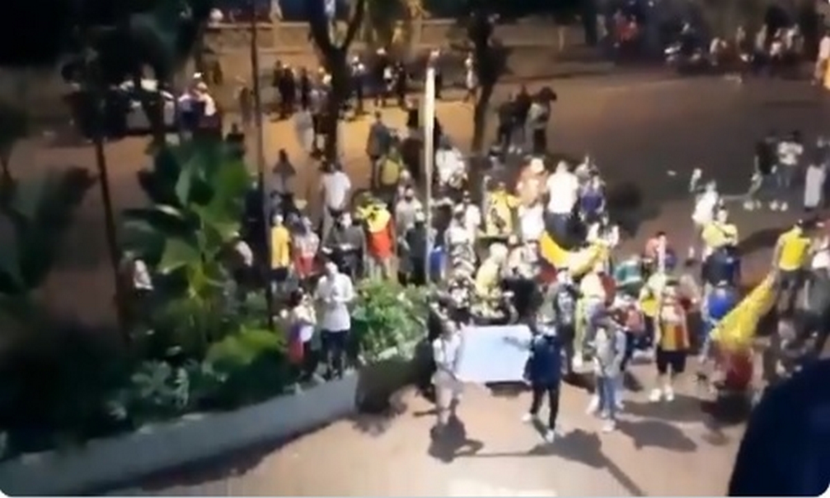 VIDEO: Manifestantes protestan a la entrada del hotel donde se encuentra Nacional de Uruguay 1 manifestantes-protesta-atlético nacional