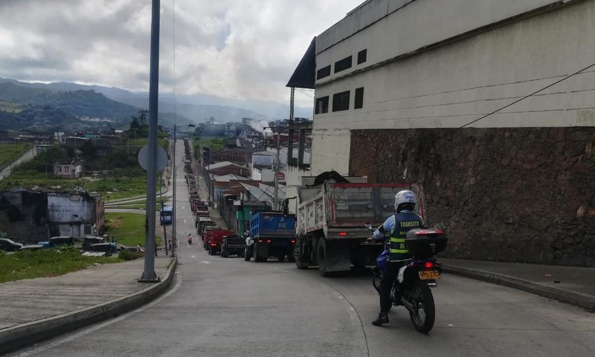 Cerca de 50 conductores de volquetas protestan en Manizales 1 manizales volquetas