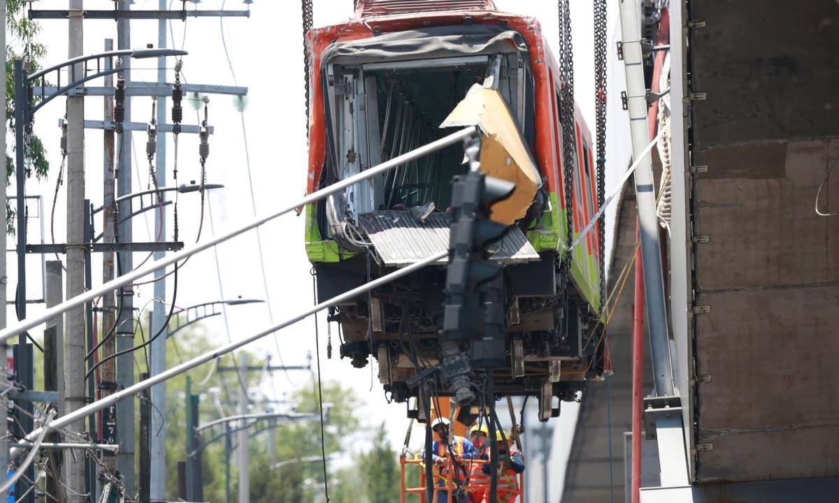 El presagio de un accidente temido por vecinos y usuarios del metro de la Ciudad de México 1 Bomberos y operarios del área de emergencias trabajan para retirar uno de los vagones que colapsaron en la noche de este lunes, hoy, en Ciudad de México (México). EFE/ Carlos Ramírez