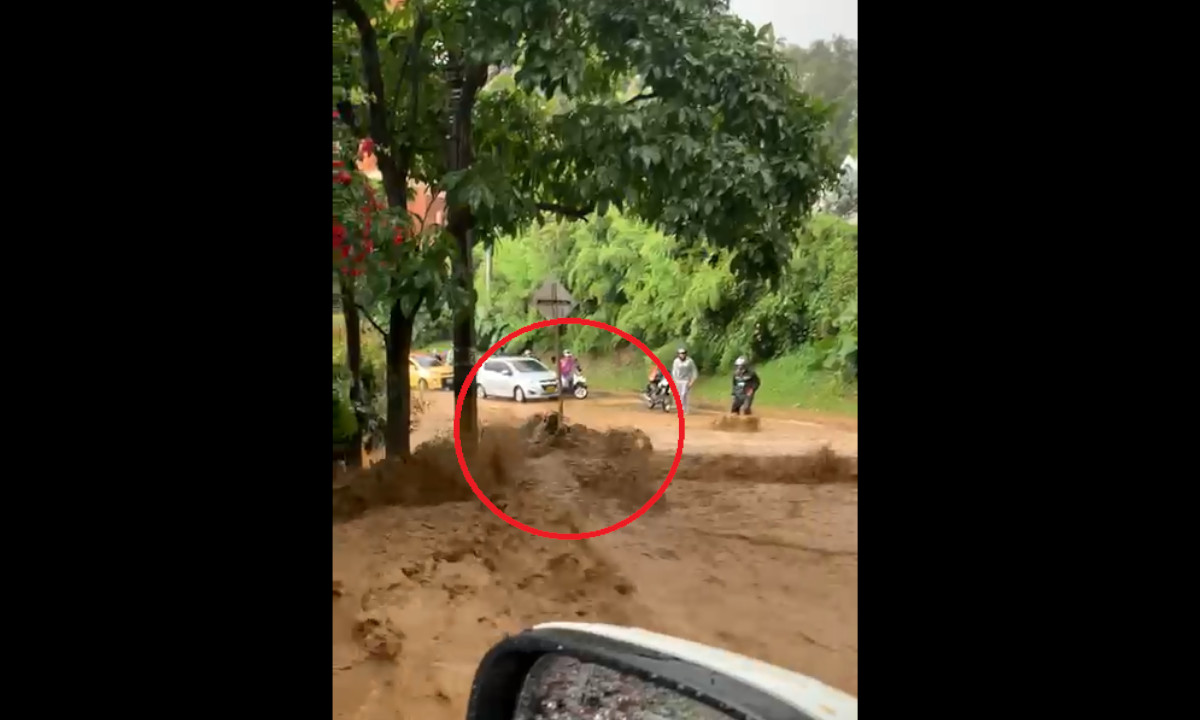 EN VIDEO: ¡Impresionante! Motociclista se aferra por su vida para no ser arrastrado por la lluvia, por El Tesoro 1 El Poblado