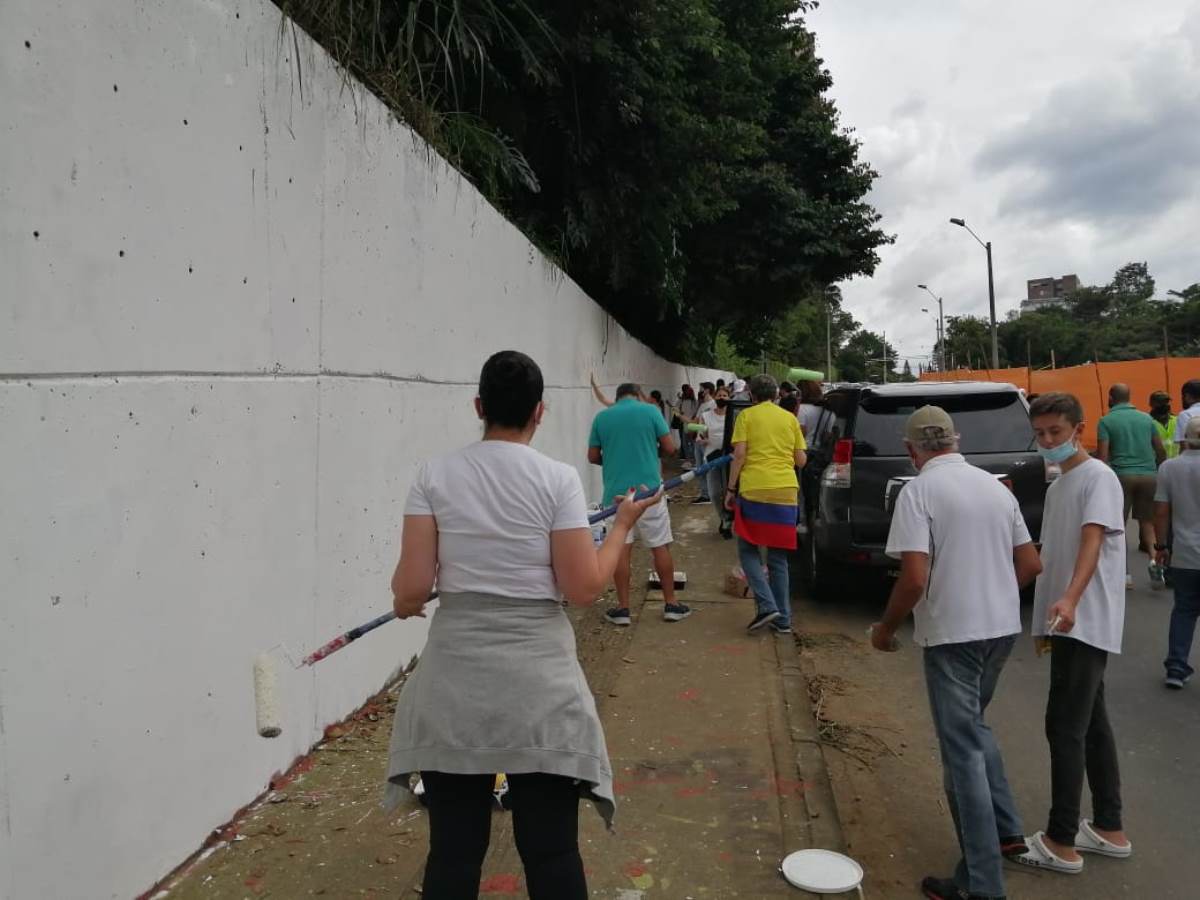 FOTOS Y VIDEO: En Medellín, ciudadanos se unieron y borraron los mensajes "de odio" pintados por manifestantes 2 mural medellin 1