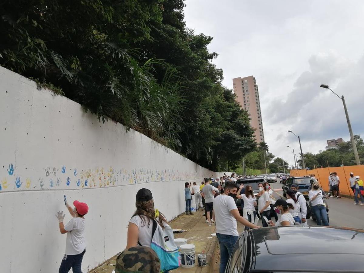 FOTOS Y VIDEO: En Medellín, ciudadanos se unieron y borraron los mensajes "de odio" pintados por manifestantes 3 mural medellin 2