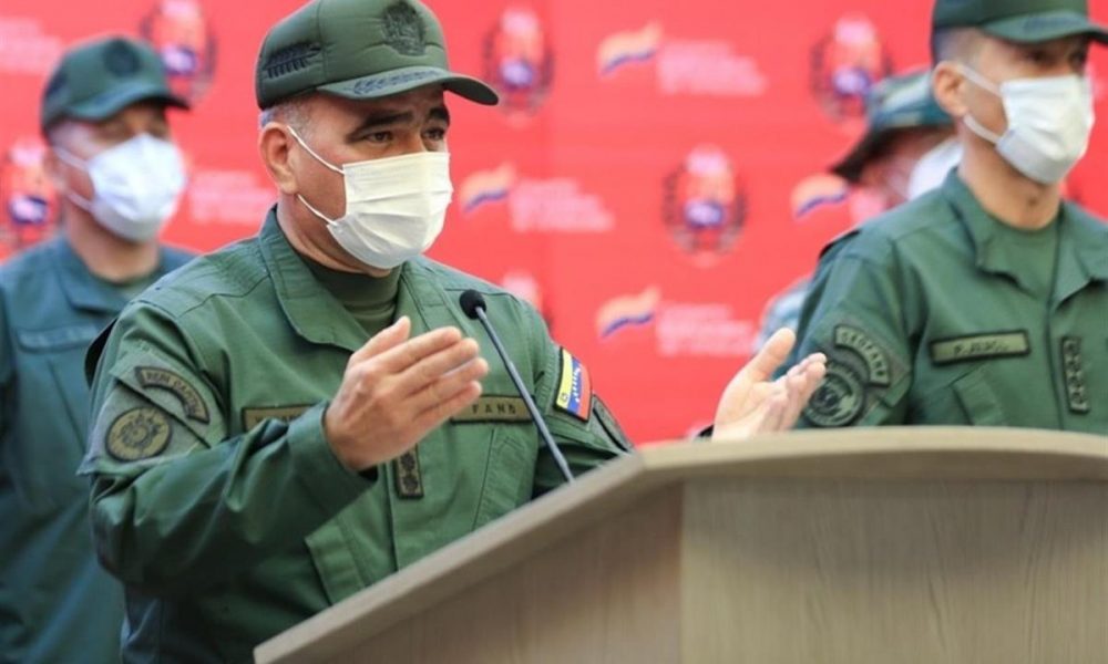 Fotografia cedida este sábado por Prensa de Miraflores donde aparece el ministro de Defensa de Venezuela, Vladimir Padrino López, durante la transmisión de un comunicado hoy, en Caracas (Venezuela). EFE/ Jhonn Zerpa /Prensa Miraflores/
