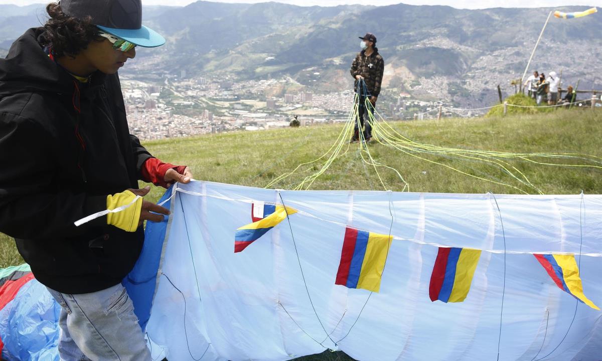 Varios pilotos de parapente se preparan para volar para una actividad que denominaron "marcha aérea" hoy, sobre el corregimiento de San Félix, en Antioquia (Colombia). EFE/ Luis Eduardo Noriega A.