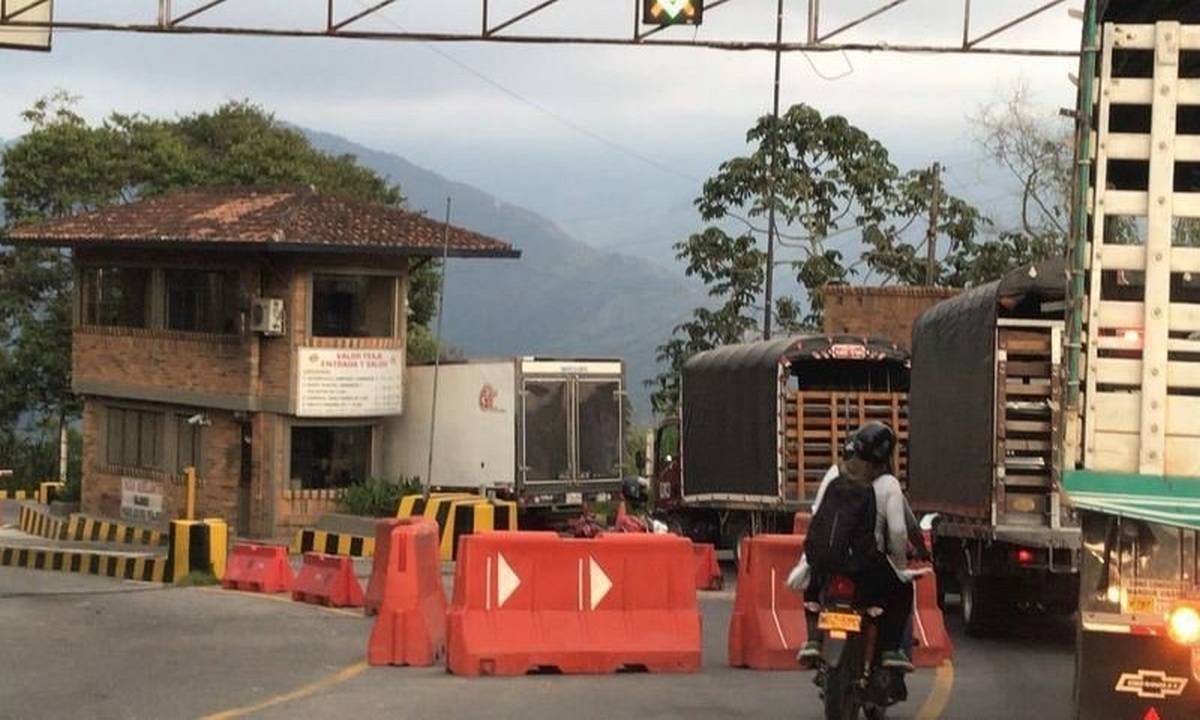 Tras el compromiso de arreglar la vía, se levanta el bloqueo en el peaje de La Mesa de los Santos 1 peaje-La Mesa de los Santos-bloqueo