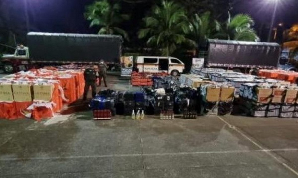 500 cajetillas de cigarrillos y 2250 litros de licor ilegal: incautaron en Urabá 1 policia incautaron uaraba