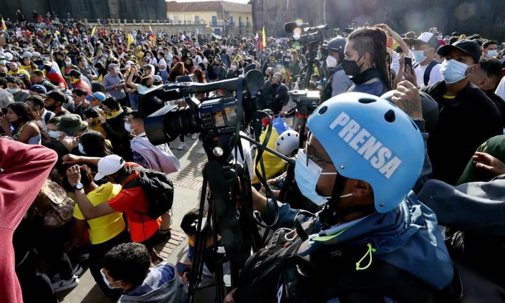 Varios periodistas realizan el cubrimiento del Paro Nacional el 12 de mayo de 2021, en la Plaza de Bolivar, en Bogotá (Colombia). EFE/ Mauricio Dueñas Castañeda