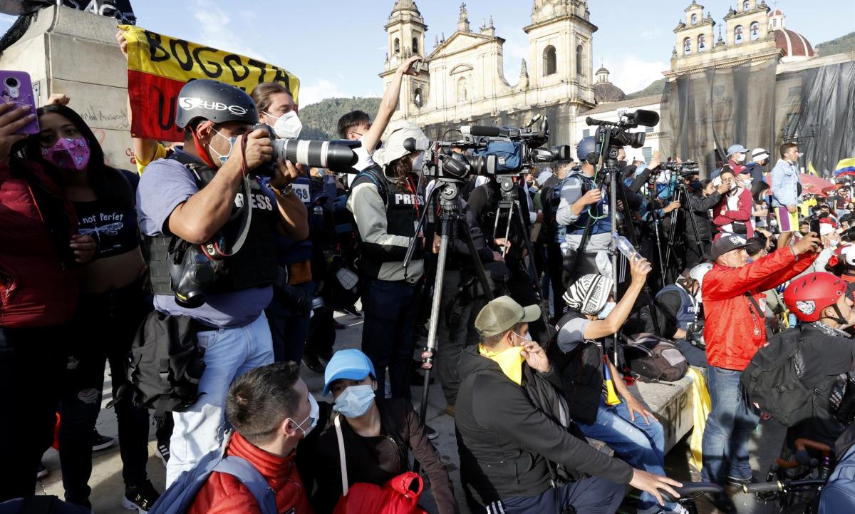Varios periodistas realizan el cubrimiento del Paro Nacional el 12 de mayo de 2021, en la Plaza de Bolivar, en Bogotá (Colombia). EFE/ Mauricio Dueñas Castañeda