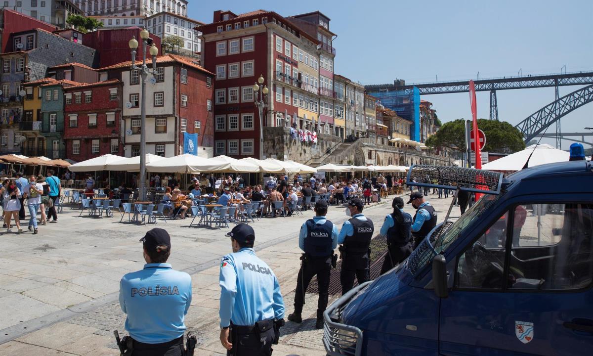 Incidentes entre aficionados ingleses crispan el clima de la Champions en Oporto 2 previa champions oporto dos