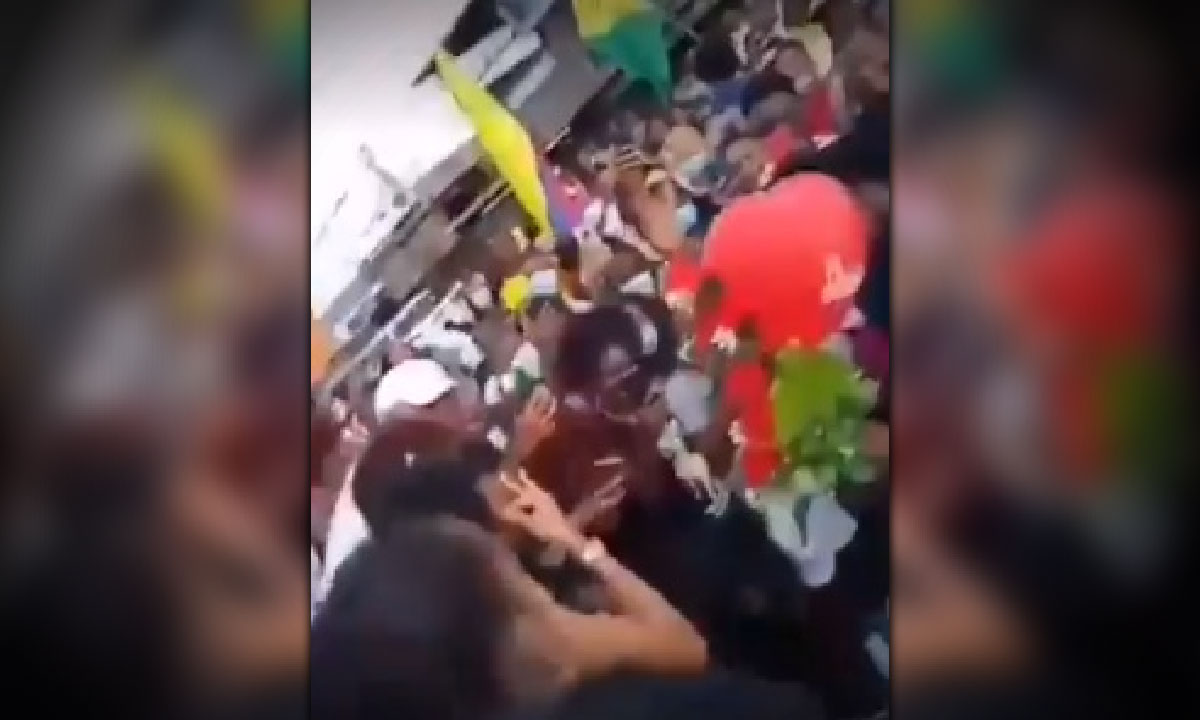 VIDEO. ¡Qué desilusión! En plena marcha le pide a una mujer que sean novios pero lo rechaza 1 propuesta romantica marcha