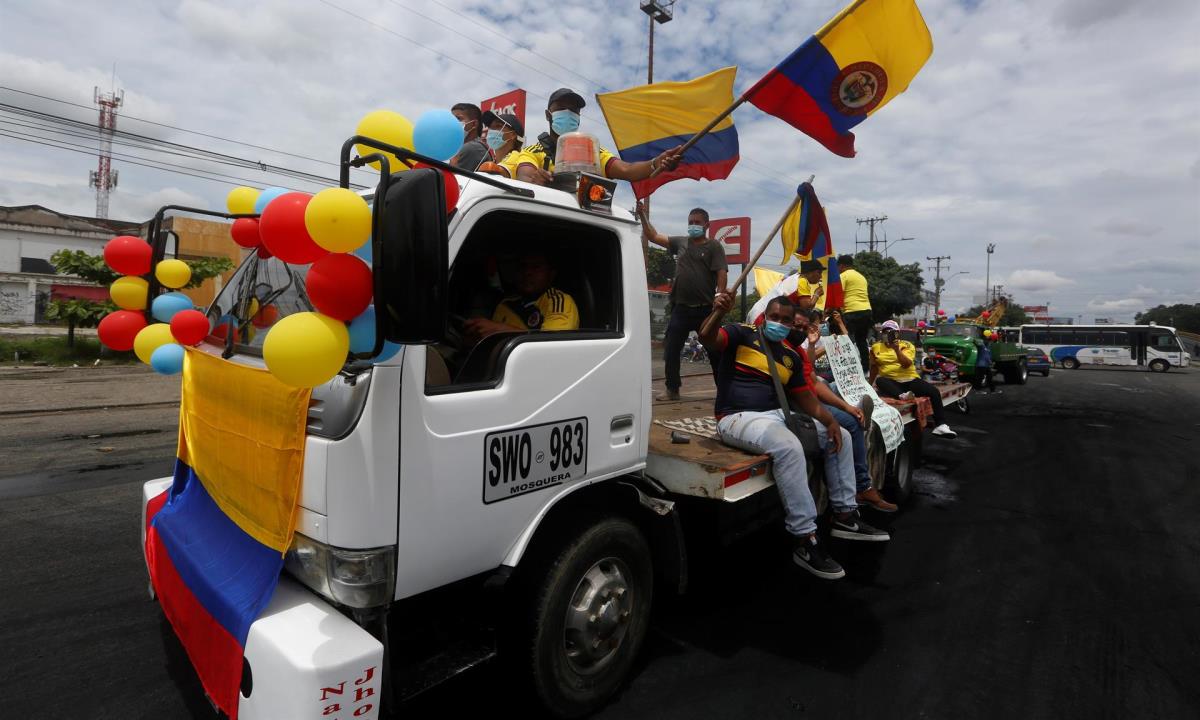 Habilitan 60 corredores humanitarios en Colombia para medicinas y alimentos 1 Integrantes del gremio de transportadores protesta en Cali (Colombia). EFE/ Ernesto Guzmán Jr/Archivo