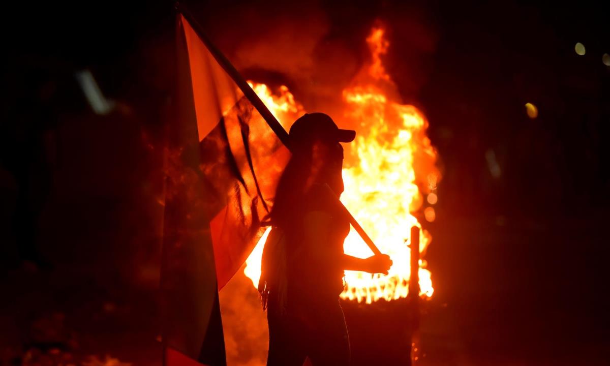 Empresarios colombianos piden veeduría internacional por las protestas 1 Fotografía del 3 de mayo de 2021 que muestra a un grupo de manifestantes que incendian llantas mientras bloquean vías durante las protestas en Cali (Colombia). EFE/ Ernesto Guzmán Jr