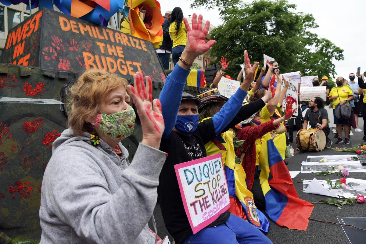 Colombianos exigen en Washington que cese la represión de las protestas 3 Colombianos junto a la replica de una tanqueta se reúnen al frente del consulado colombiano en Washington para pedir el cese de la violencia en su país, hoy en Washington (EE.UU.). EFE/Lenin Nolly
