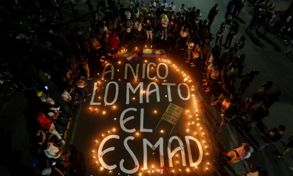 Vista general de un mensaje con velas durante una velatón en homenaje al joven Nicolás Guerrero, asesinado durante los enfrentamientos con miembros del Escuadrón Móvil Antidisturbios (ESMAD), en Cali (Colombia). EFE/ Ernesto Guzmán Jr
