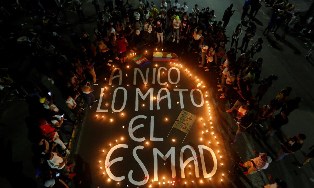 Misión de la OEA condena el uso desproporcionado de la fuerza pública en Colombia 1 Vista general de un mensaje con velas durante una velatón en homenaje al joven Nicolás Guerrero, asesinado durante los enfrentamientos con miembros del Escuadrón Móvil Antidisturbios (ESMAD), en Cali (Colombia). EFE/ Ernesto Guzmán Jr