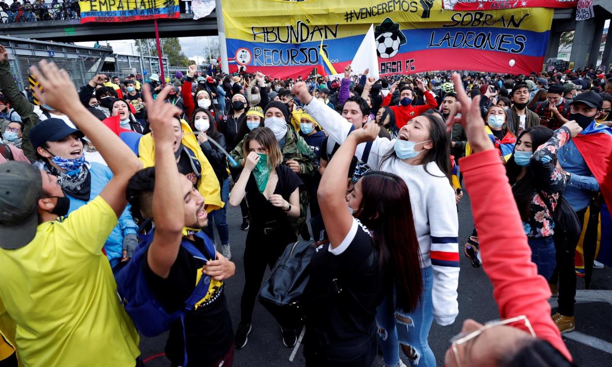 Cientos de personas fueron registradas este sábado al participar en una nueva jornada de protestas, durante el día 18 del Paro Nacional contra el gobierno del presidente Iván Duque, en Bogotá (Colombia). EFE/Mauricio Dueñas Castañeda