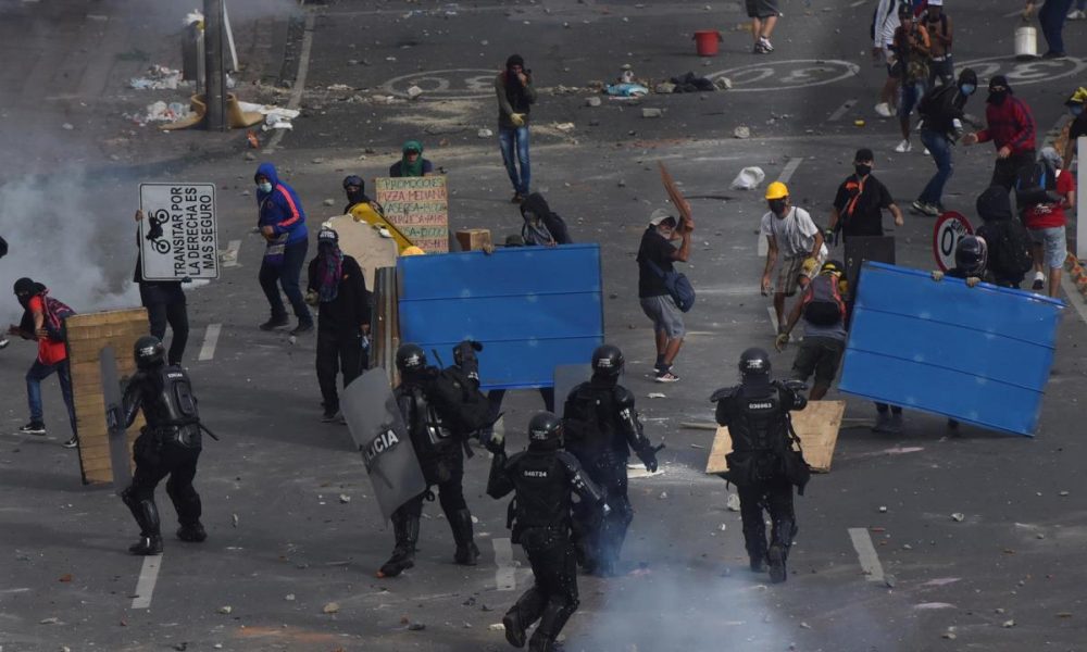 Manifestantes se enfrentan con miembros del Escuadrón Móvil Antidisturbios (ESMAD) durante las protestas, el 3 de mayo de 2021, en Cali (Colombia). EFE/ Ernesto Guzmán Jr