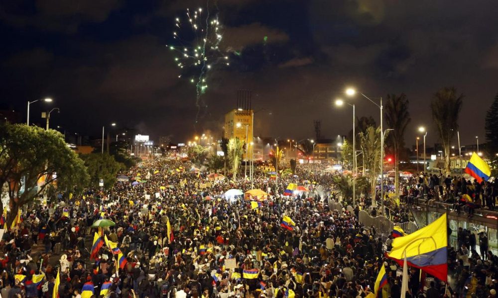 Cientos de personas se concentran cerca del Monumento a los Héroes en el marco del Paro Nacional convocado contra políticas sociales y económicas del presidente Iván Duque, que completa 18 días en el norte de Bogotá (Colombia). EFE/ Mauricio Dueñas Castañeda