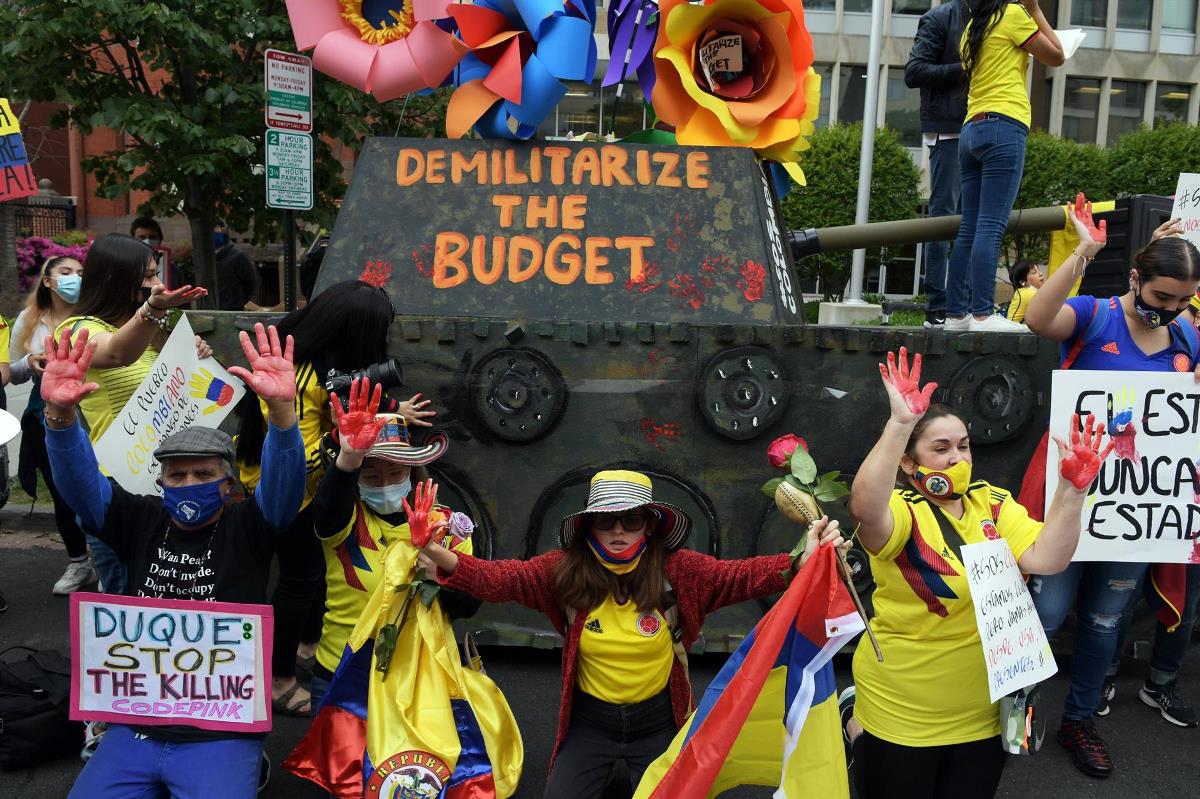 Colombianas junto a la replica de una tanqueta se reúnen al frente del consulado colombiano en Washington para pedir el cese de la violencia en su país, hoy en Washington (EE.UU.). EFE/Lenin Nolly