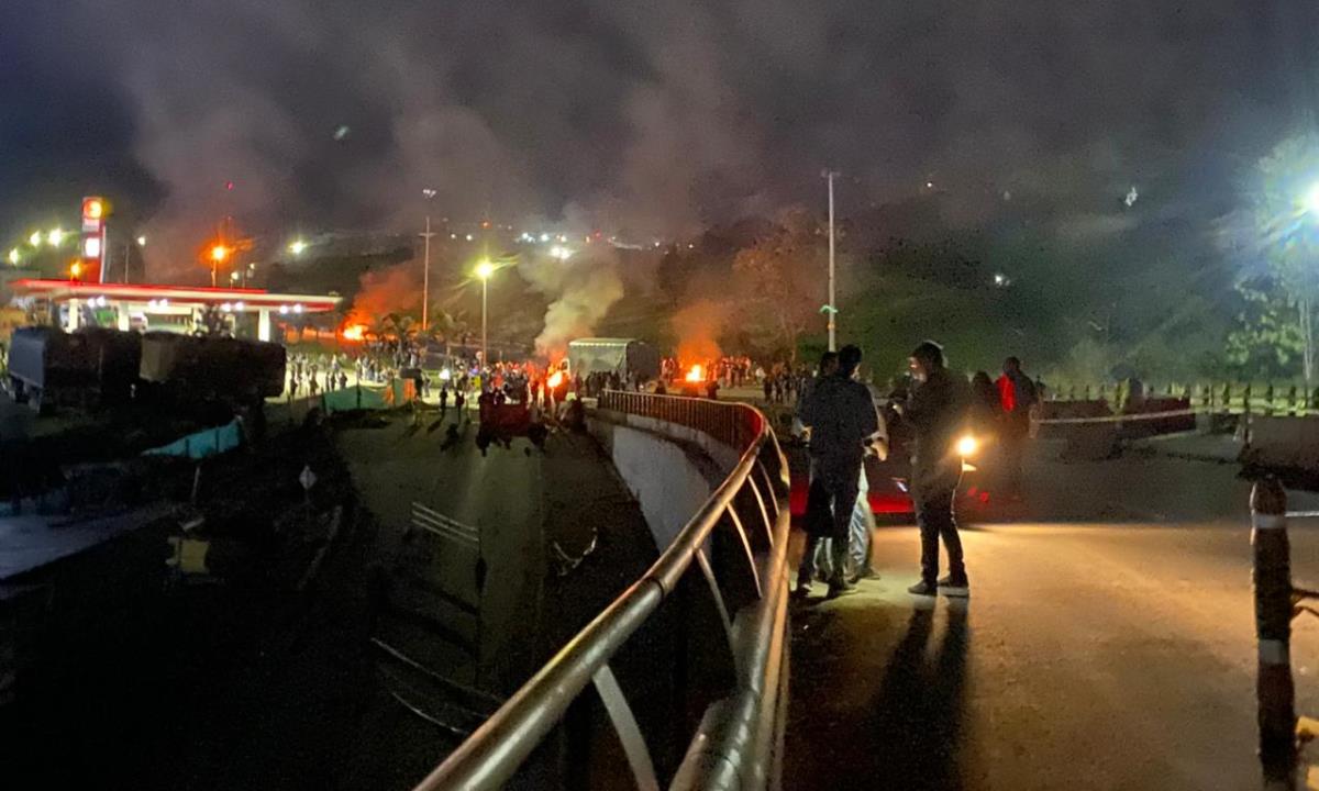 FOTOS: Manifestantes con armas blancas bloquean vías en Manizales 5 protestas manizales4