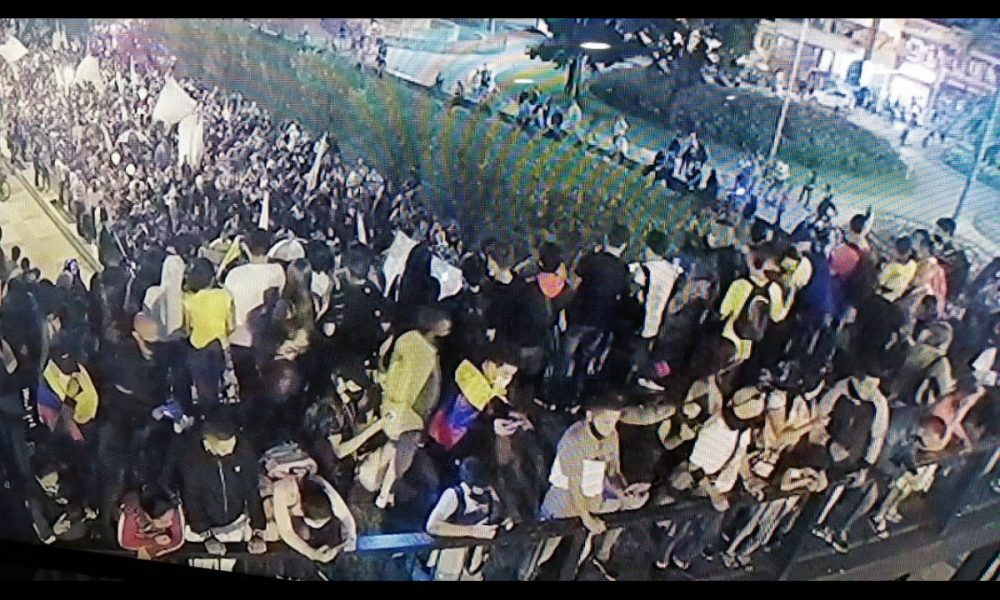 Paro nacional: En Manizales piden a los manifestantes desocupar un puente peatonal por peligro a que colapse