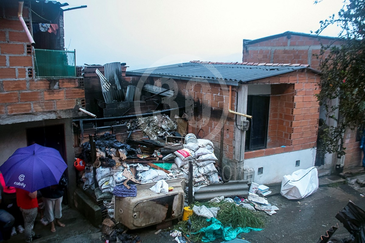 FOTOS Y VIDEO: Hombre murió calcinado dentro de una casa en el barrio La Pradera de Medellín 8 quemado7