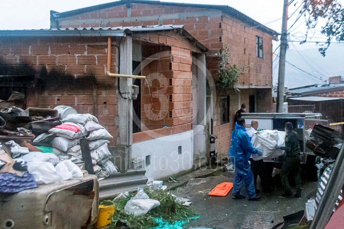 FOTOS Y VIDEO: Hombre murió calcinado dentro de una casa en el barrio La Pradera de Medellín 10 quemado9