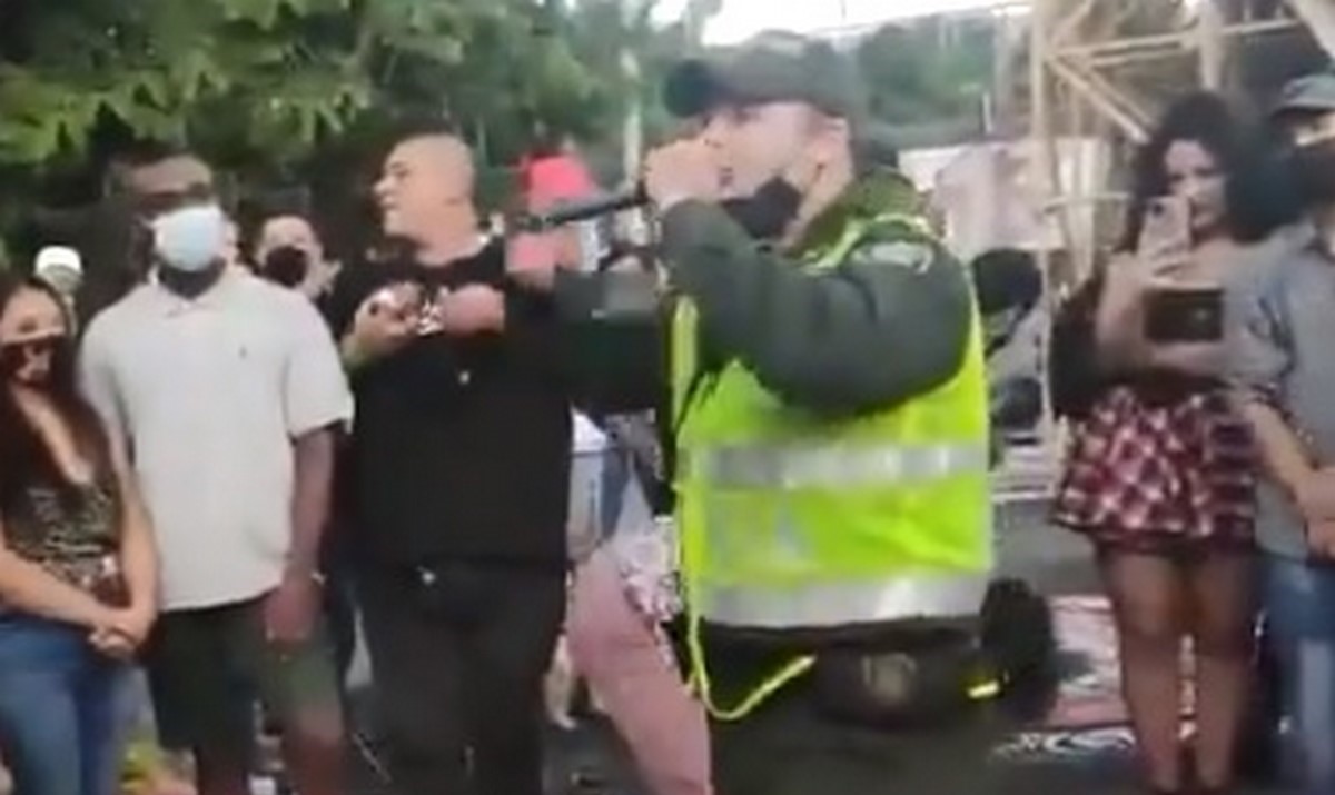 VIDEO: Jóvenes y policías se unieron a cantar rap en Medellín este 14M 1 Jóvenes y policías cantando rap en Medellín este 14M