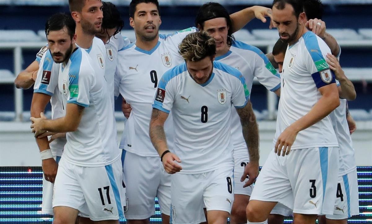 A 33 días del debut, Uruguay cree que puede ser la última copa de sus líderes 1 Luis Suárez (c-i) y Edison Cavani (c-d) de Uruguay celebran un gol en un partido de las Eliminatorias Sudamericanas para el Mundial de Catar 2022 entre las selecciones nacionales de Colombia y Uruguay, el 13 de noviembre de 2020 en el estadio Metropolitano en Barranquilla (Colombia). EFE/Mauricio Dueñas Castañeda/Archivo
