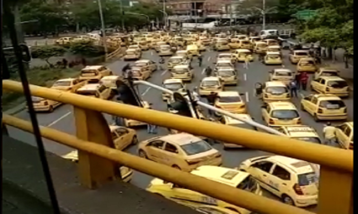 VIDEO: Taxistas bloquean la vía San Juan en medio de manifestaciones 1 taxistas-paro