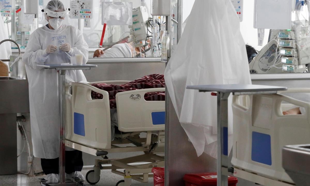 Covid acorrala a Colombia, con más de 10.000 decesos en abril 1 Personal médico trabaja hoy en una unidad de cuidados intensivos para enfermos de covid-19 en el Hospital El Tunal, en Bogotá (Colombia). EFE/ Carlos Ortega