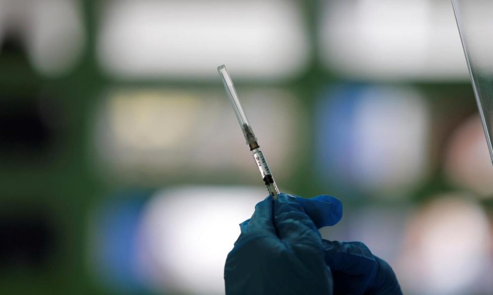 Una enfermera prepara una jeringa con una vacuna. EFE/ Bienvenido Velasco/Archivo