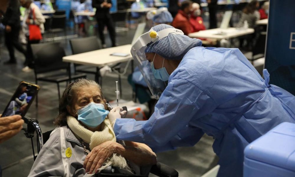 Una enfermera aplica una vacuna contra la covid-19 a un adulto mayor en el coliseo Movistar Arena, en Bogotá (Colombia). EFE/ Carlos Ortega/Archivo