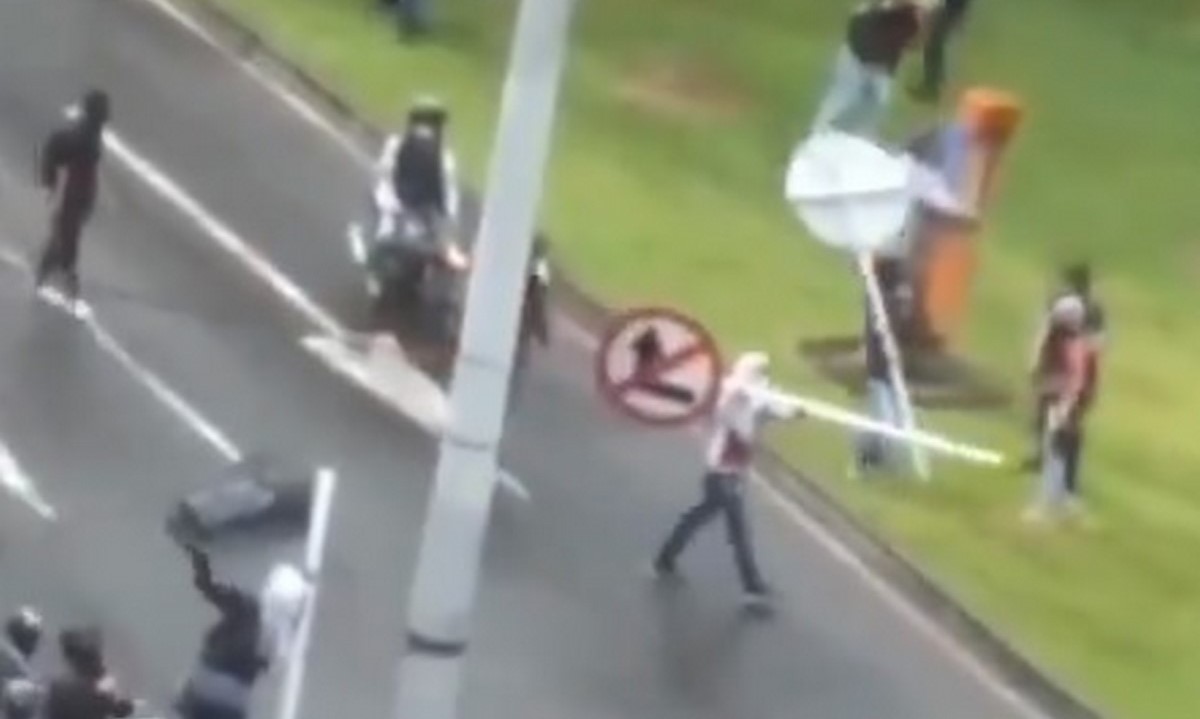 VIDEO: Vándalos tumban la señalética en la Autopista Sur, por el soterrado Parques del Río 1 Vándalos tumban la señalética en la Autopista Sur, por el soterrado Parques del Río